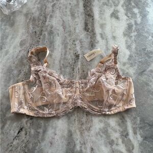 Women’s Beautiful Soma Lace Underwire Bra - Cream 40C
Brand new with tags!